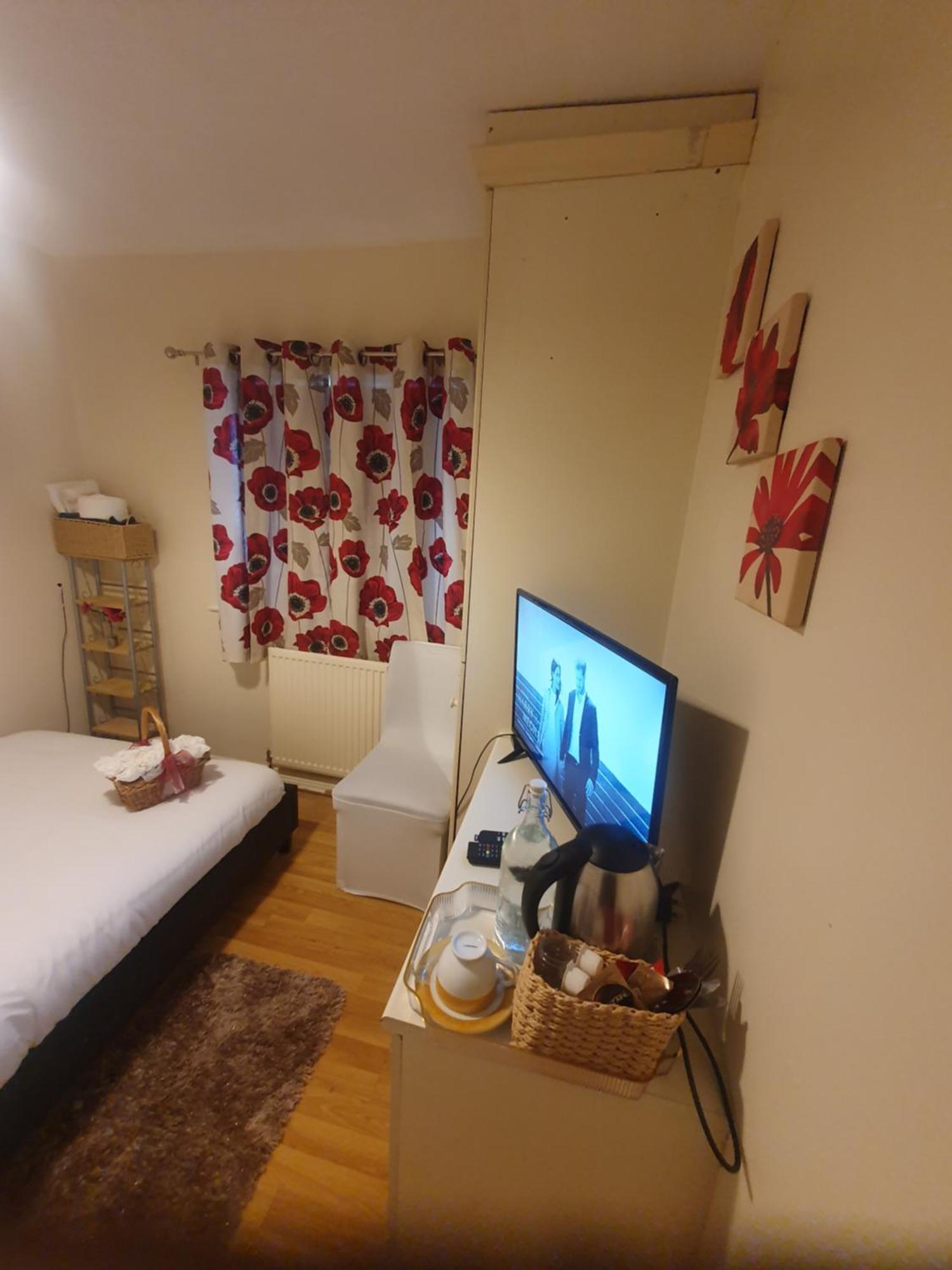 Проживание в семье Double Size And Single In Barking *